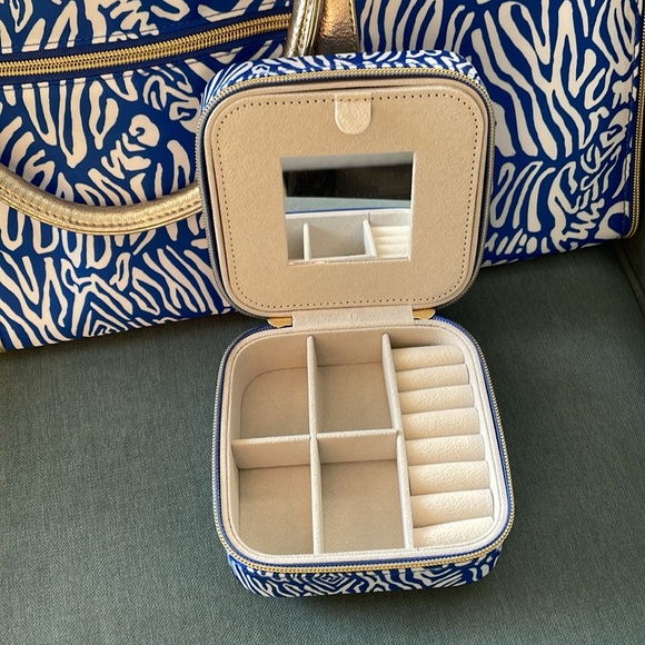 NWT Lilly Pulitzer, garment bag and make up box - Picture 3 of 9
